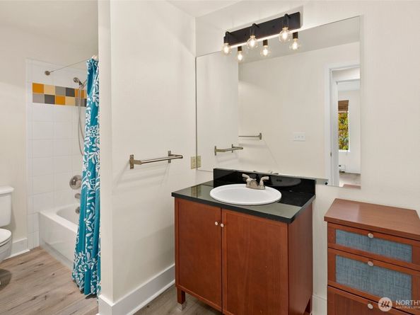 7323 Sand Point Way NE 103, Seattle WA 98115