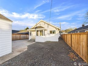 305 Meadow Avenue N, Renton WA 98057