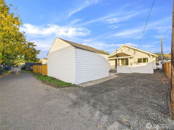 305 Meadow Avenue N, Renton WA 98057