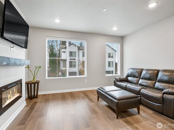 2002 101 Street SE 4, Lake Stevens WA 98258