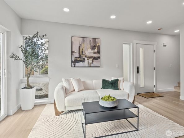 14306 Roslyn Place N, Seattle WA 98133