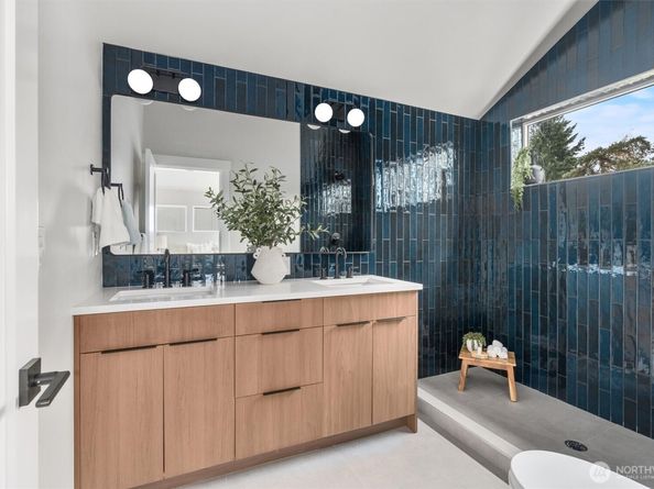 14306 Roslyn Place N, Seattle WA 98133