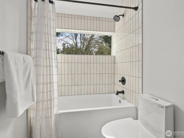 14306 Roslyn Place N, Seattle WA 98133