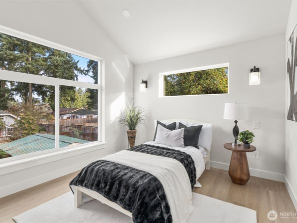 14306 Roslyn Place N, Seattle WA 98133