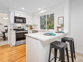 24221 SE 38th Place, Sammamish WA 98029