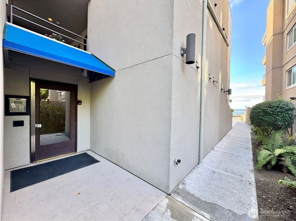 4222 Beach Drive SW 401, Seattle WA 98116