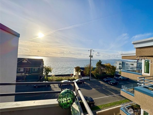 4222 Beach Drive SW 401, Seattle WA 98116