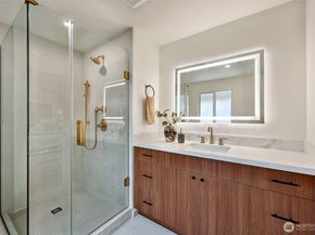 7401 92nd Place SE, Mercer Island WA 98040