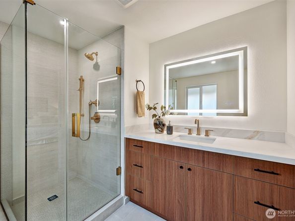 7401 92nd Place SE, Mercer Island WA 98040