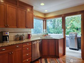 2218 W Raye Street, Seattle WA 98199