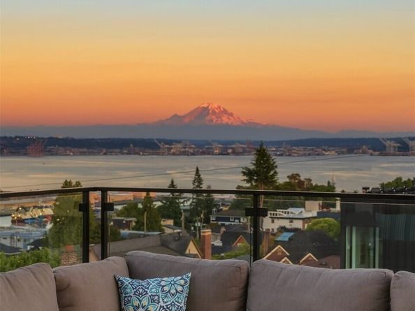 2630 W Lynn Street, Seattle WA 98199