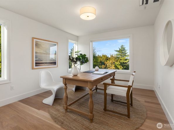 2630 W Lynn Street, Seattle WA 98199
