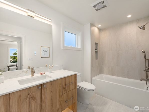 2630 W Lynn Street, Seattle WA 98199