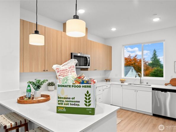 1421 SW 111th Lane, Seattle WA 98164