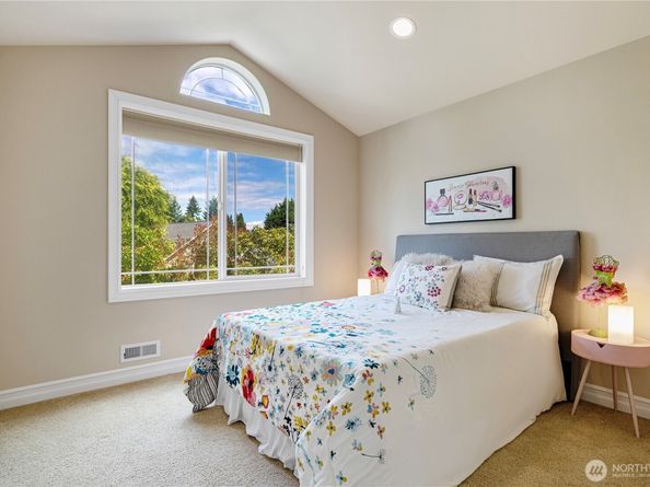 15025 SE 43rd Street, Bellevue WA 98006