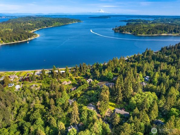 6715 NE Dapple Court, Bainbridge Island WA 98110