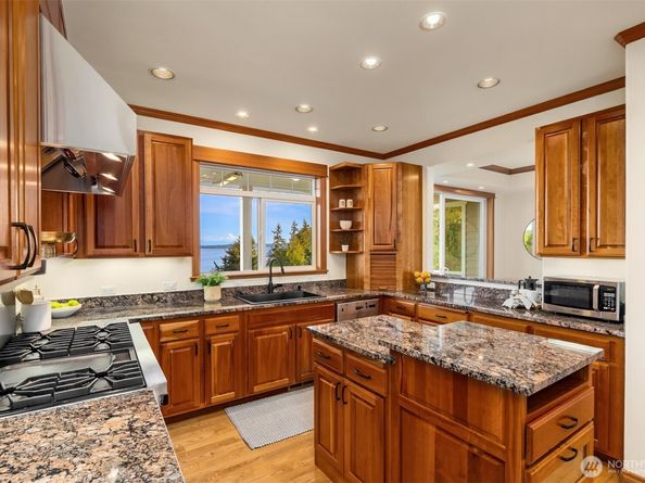 6715 NE Dapple Court, Bainbridge Island WA 98110