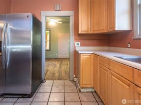 2214 N 60th Street, Seattle WA 98103