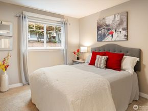 11304 124th Avenue NE 101, Kirkland WA 98033