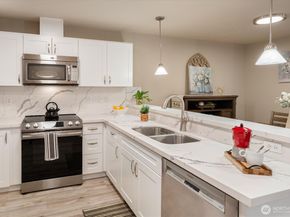 11304 124th Avenue NE 101, Kirkland WA 98033