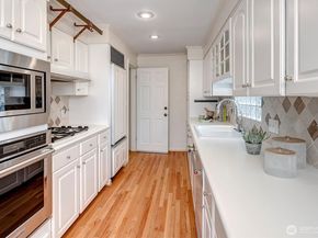 3240 W Viewmont Way W, Seattle WA 98199