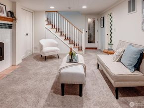 3240 W Viewmont Way W, Seattle WA 98199