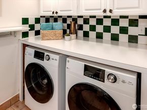 3240 W Viewmont Way W, Seattle WA 98199