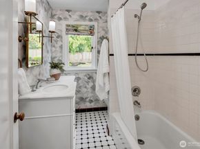 3240 W Viewmont Way W, Seattle WA 98199