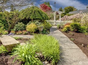 3240 W Viewmont Way W, Seattle WA 98199