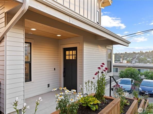 3245 13th Avenue W, Seattle WA 98119