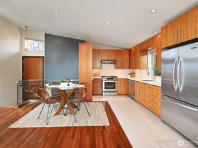 8218 2nd Avenue NE B, Seattle WA 98115