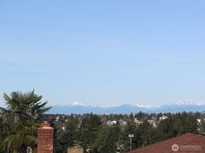 8218 2nd Avenue NE B, Seattle WA 98115