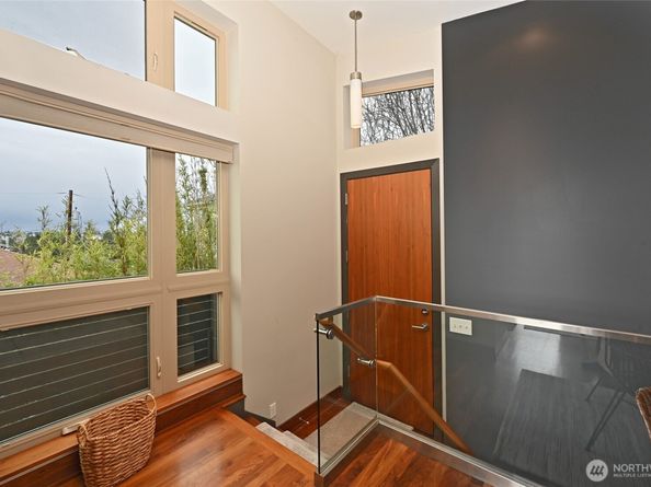 8218 2nd Avenue NE B, Seattle WA 98115