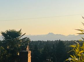 8218 2nd Avenue NE B, Seattle WA 98115