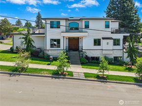1006 4th Street W, Kirkland WA 98033