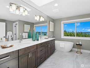 1006 4th Street W, Kirkland WA 98033