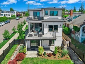 1006 4th Street W, Kirkland WA 98033