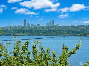1006 4th Street W, Kirkland WA 98033