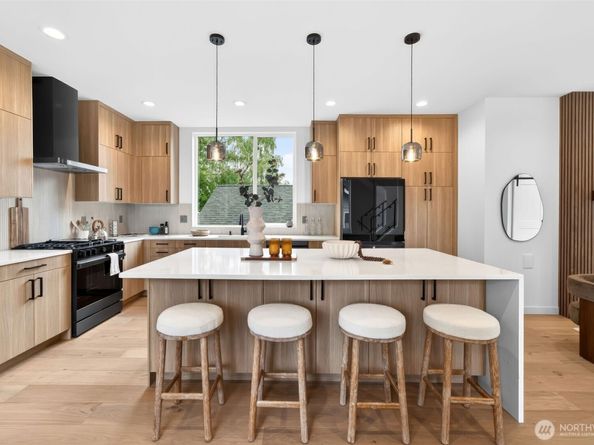 8512 15th Avenue NE, Seattle WA 98115
