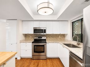 10840 NE 35th Place 2, Bellevue WA 98004