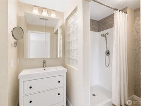 10840 NE 35th Place 2, Bellevue WA 98004