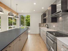 102 NE 44th Street, Seattle WA 98105