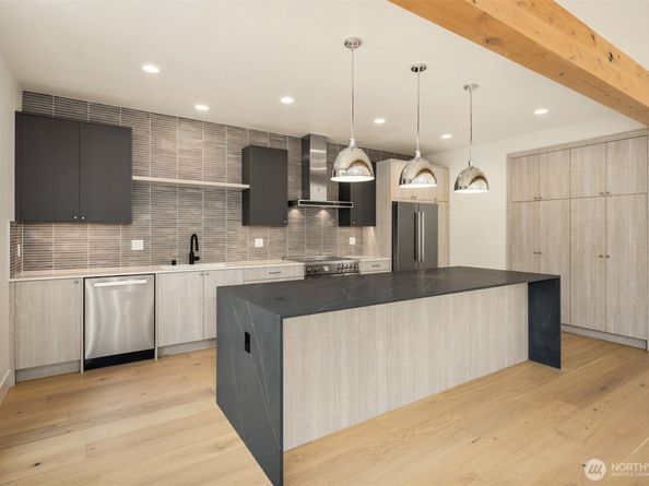 102 NE 44th Street, Seattle WA 98105