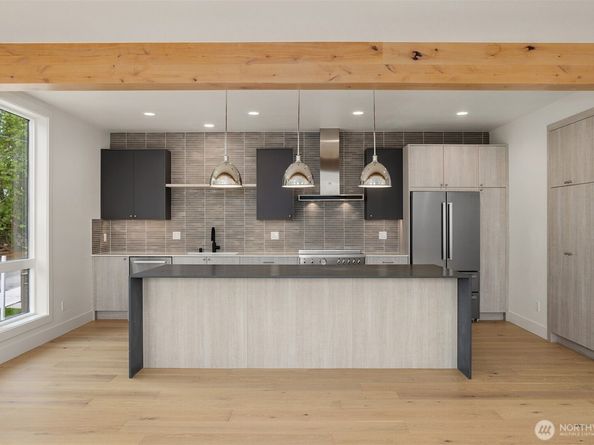 102 NE 44th Street, Seattle WA 98105