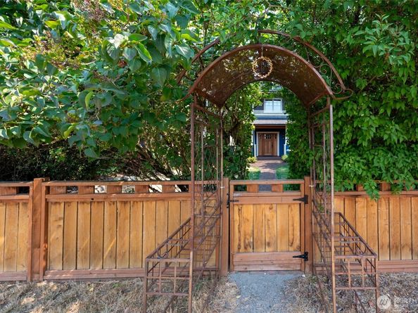 9556 Phinney Avenue N, Seattle WA 98103