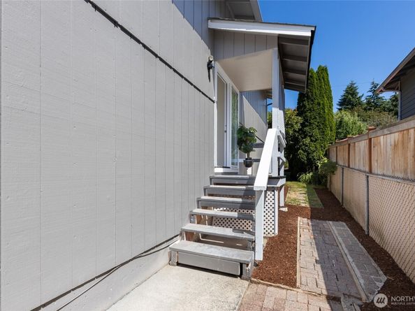 28430 14th Avenue S, Federal Way WA 98003