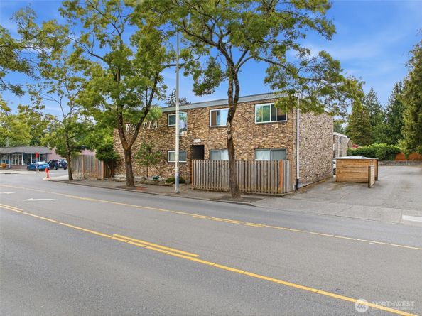 8701 35th Avenue NE Apt 4, Seattle WA 98115