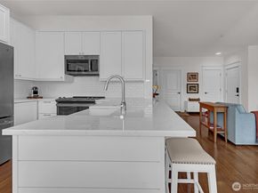 23420 SE Black Nugget Rd A204, Issaquah WA 98029