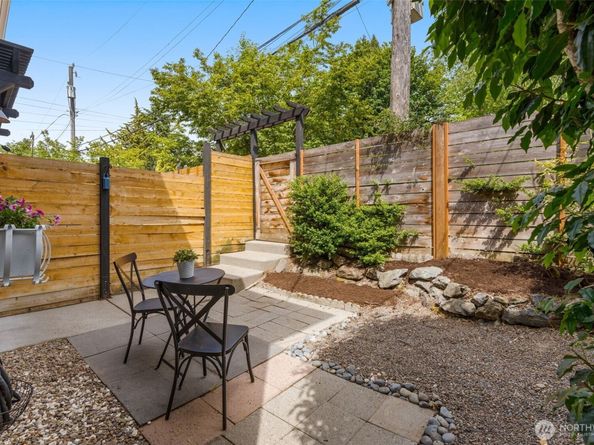 9121 23rd Avenue NE, Seattle WA 98115