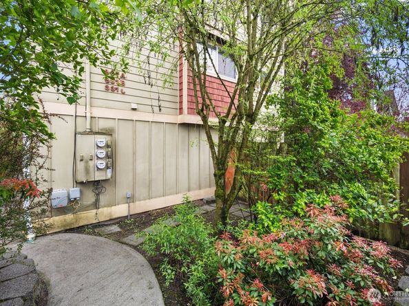337 N 105th Street A, Seattle WA 98133